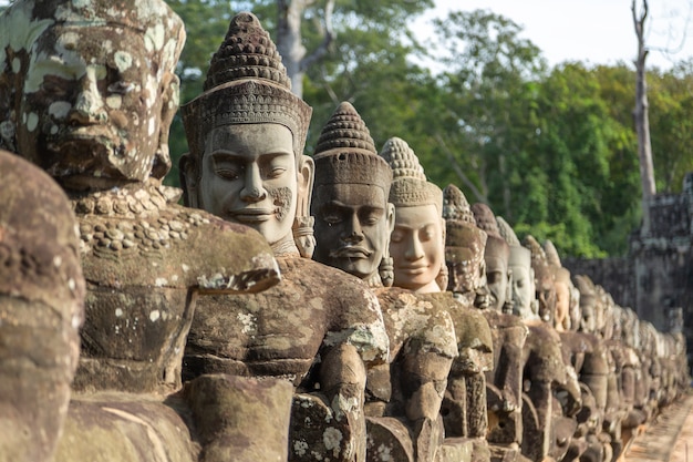 Des géants dans la porte d&#39;entrée d&#39;Angkor Thom, à Angkor Wat, à Siem Reap au Cambodge.