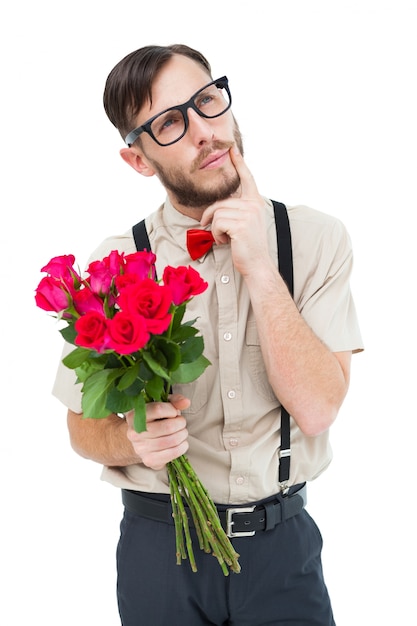 Geek hipster offrant un bouquet de roses