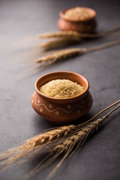 Gehu Dalia ou Daliya également connu sous le nom de blé concassé ou cassé, servi dans un bol ou une cuillère