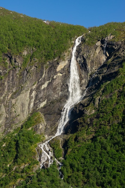 Geiranger Fjord en Norvège avec des chutes d'eau dévalant les hautes montagnes