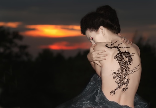 Geisha avec un tatouage de dragon