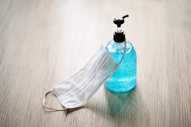 Photo gel d'alcool et masques chirurgicaux placer sur le bureau pour le nettoyage, la protection contre les virus.