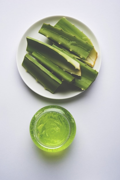 Gel d'aloe vera ou crème de beauté avec des morceaux d'aloe vera frais