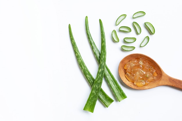 Gel d&#39;aloe vera sur une cuillère en bois avec aloe vera sur fond blanc