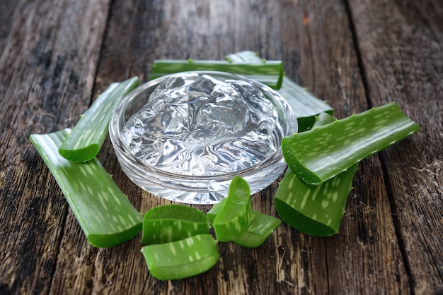 Gel d'aloe vera dans un bol avec sur une table en bois