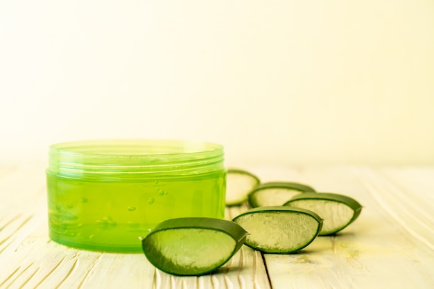 Photo gel d'aloe vera avec tranches d'aloès