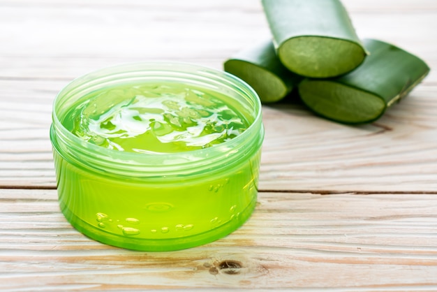 gel d'aloe vera avec tranches d'aloès