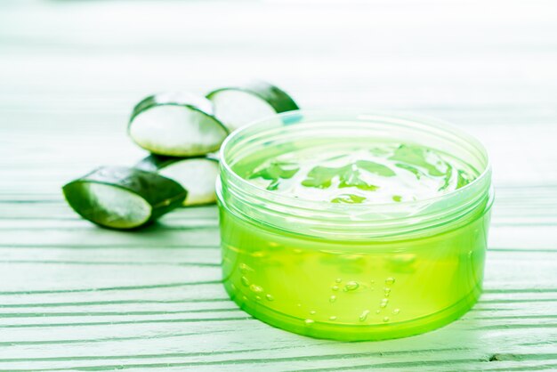 gel d'aloe vera avec tranches d'aloès