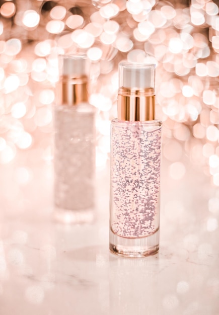 Gel de base de maquillage de vacances bouteille de lotion d'émulsion de sérum et paillettes d'or rose cosmétiques de luxe pour les soins de la peau et du corps pour les publicités de marque de beauté