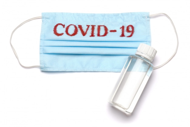 Gel désinfectant et masque de protection médicale avec signe COVID-19