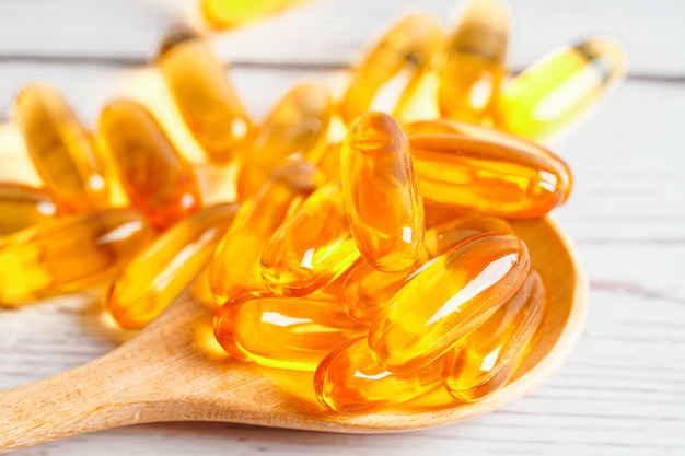 Gel d'huile de poisson ou d'huile de foie de morue en capsules avec des vitamines oméga 3 aliments sains supplémentaires