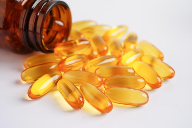 Gel d'huile de poisson ou d'huile de foie de morue en capsules avec des vitamines oméga 3 aliments sains supplémentaires