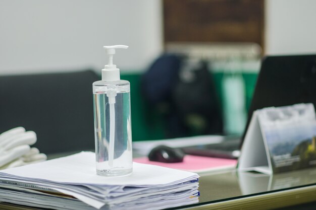 Gel et lavage des mains au gel d'alcool pour la prévention du virus Corona au bureau