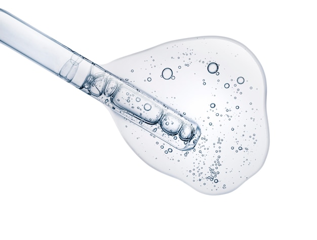 Photo gel liquide ou sérum sur un écran de microscope blanc fond isolé