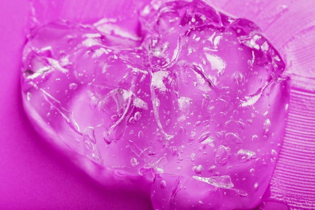 Photo gel liquide transparent sur une surface rose
