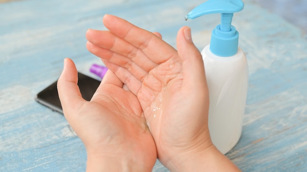 Gel pour nettoyer et tuer les germes à portée de main pour prévenir les épidémies de virus