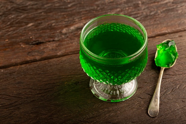 Gélatine de fruits dans le bol en verre