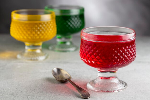 Gélatine de fruits dans le bol en verre