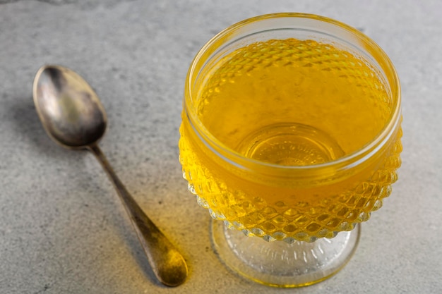 Gélatine de fruits dans le bol en verre