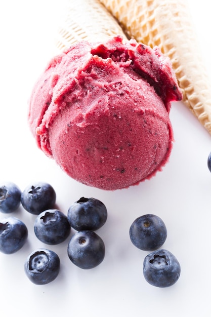 Gelato aux baies mélangées gastronomiques sur fond blanc.