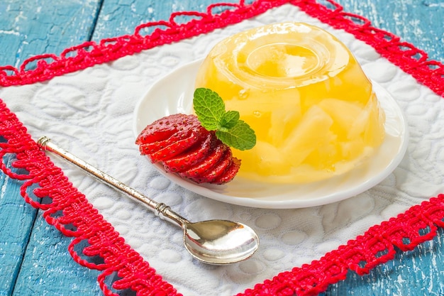 Gelée ananas fraise et cuillère à dessert