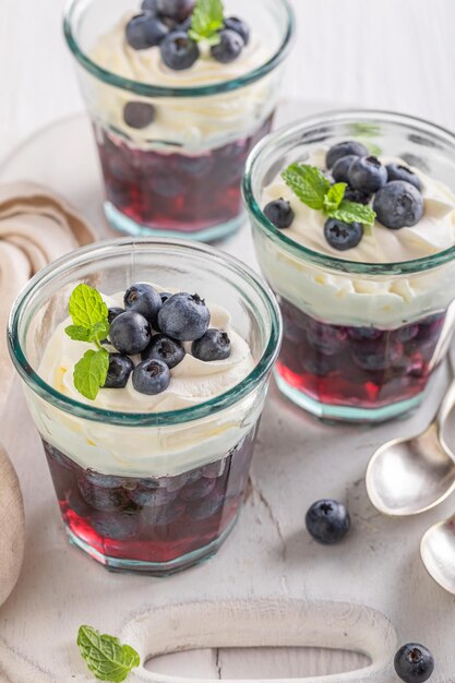 Gelée bleue savoureuse faite de fruits et de crème