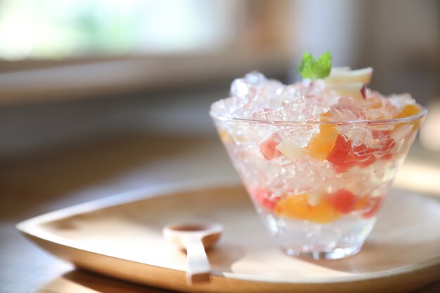 Gelée de dessert japonais aux fruits sur plaque de bois