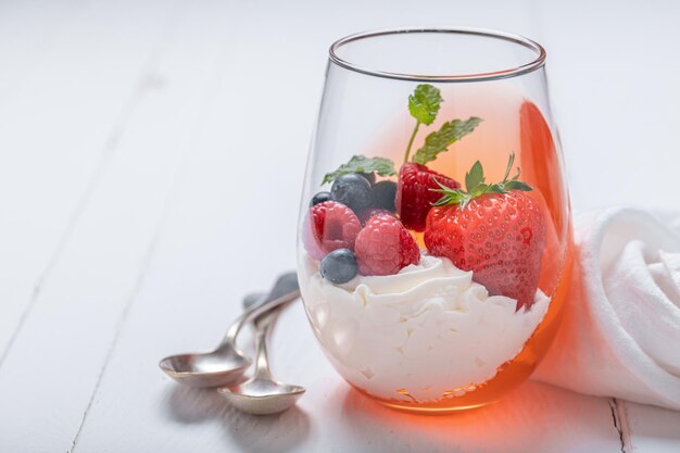 Gelée fraîche et sucrée aux framboises myrtilles et crème