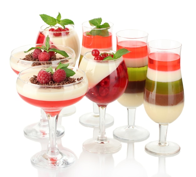 Gelée de fruits au chocolat et prberries dans des verres isolés sur blanc