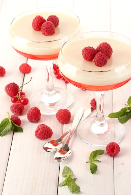 Gelée de fruits aux baies dans des verres sur table en bois