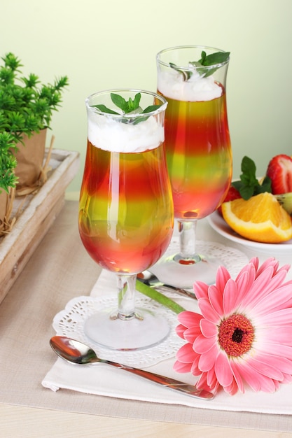 Gelée de fruits dans des verres et fruits sur table in cafe