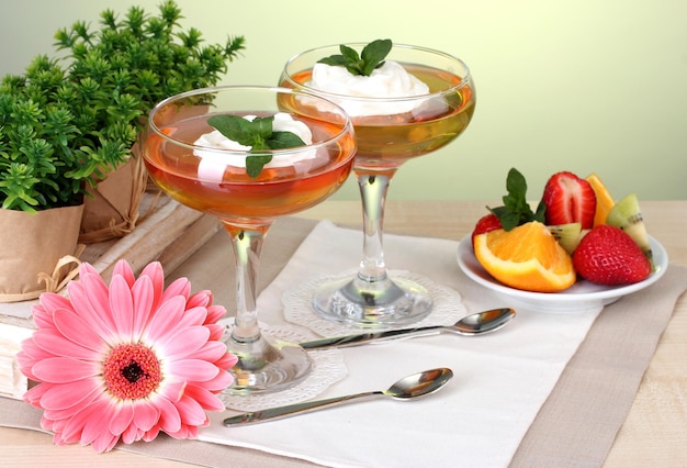 Gelée de fruits dans des verres et fruits sur table in cafe