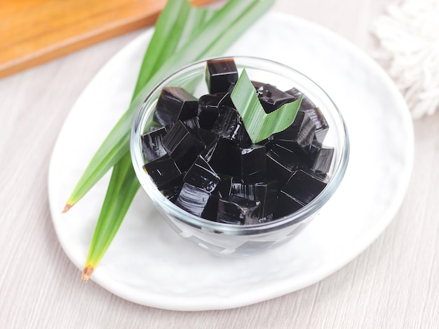 Gelée d'herbe noire en dés ou Cincau Hitam, dessert indonésien à base de feuille de Cincau,