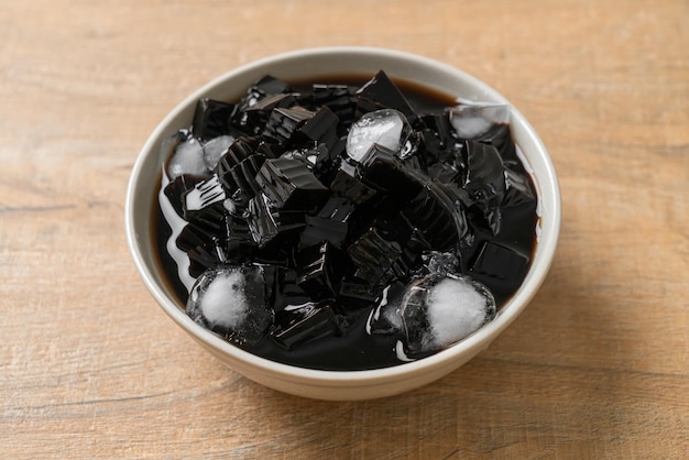 Gelée d'herbe noire avec de la glace dans un bol