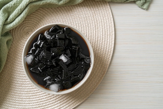 Gelée d'herbe noire avec de la glace dans un bol