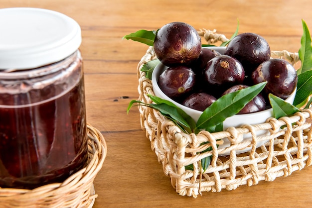 Gelée de jabuticaba biologique faite maison avec des fruits exotiques du Brésil, Jaboticaba est un fruit commun en Amérique du Sud