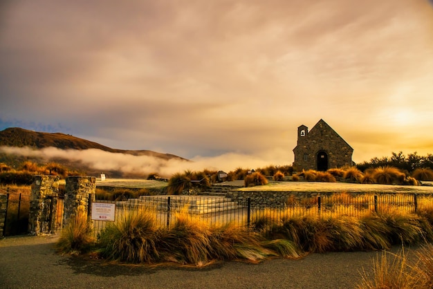 Gelée matinale et nuages bas sur ce qui s'est avéré être une superbe journée d'automne à Tekapo.