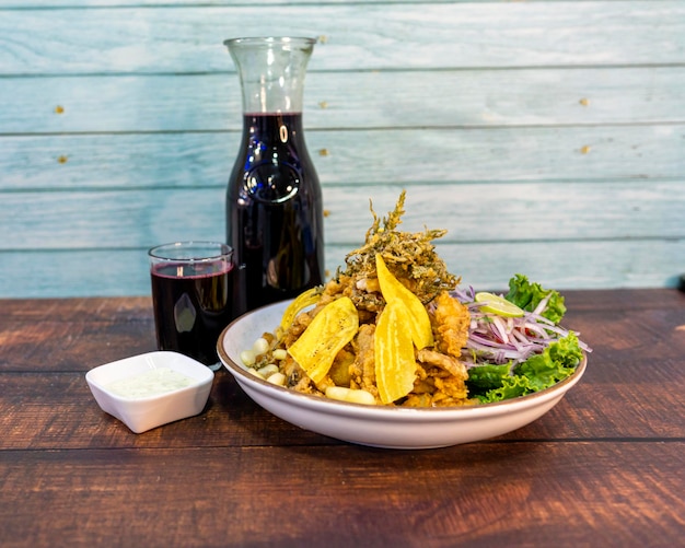 gelée mixte, poisson, chicharrón et ceviche