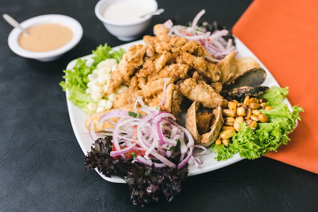 Photo gelée mixte avec sauce péruvienne et sauce à l'ail