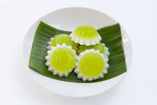 Gelée de pandan et de noix de coco sur feuille de bananier dans une assiette