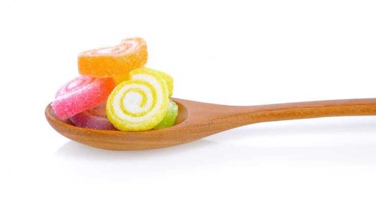 Gelée sucrée, saveur de fruits, dessert de bonbons colorés sur du sucre en cuillère