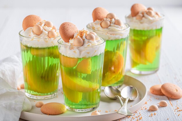 Gelée verte sucrée avec chantilly et nectarines