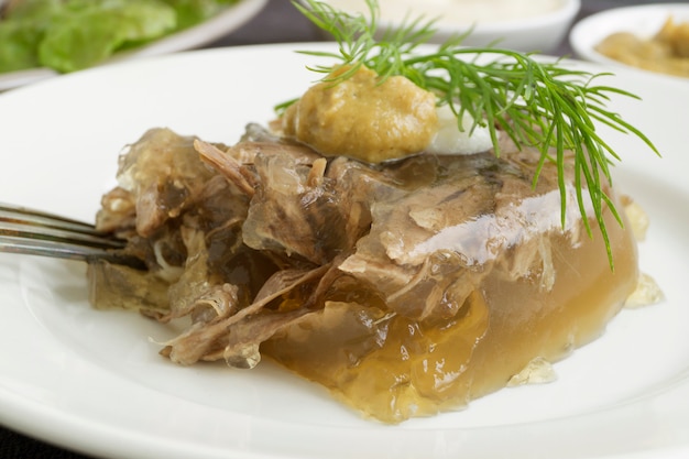 Gelée de viande. aspic de boeuf. plat russe traditionnel.