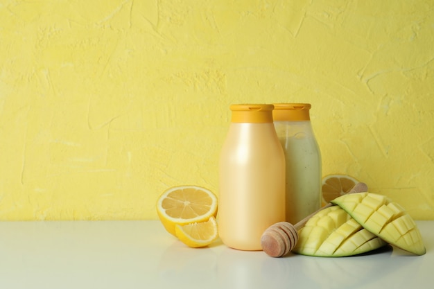 Gels douche, mangue et citron sur fond jaune