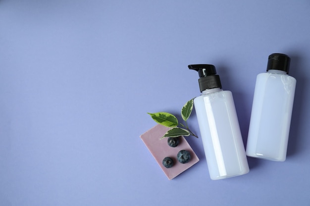 Gels Douche, Savon Et Myrtille Sur Fond Violet