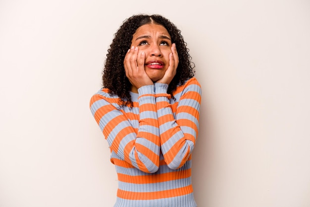 Gémir et pleurer tristement