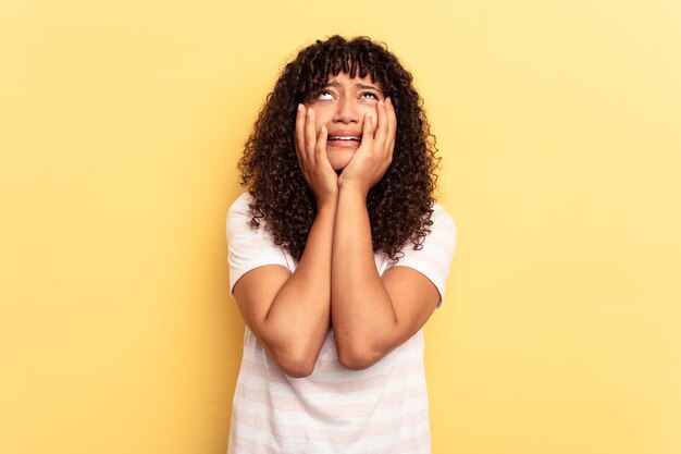 Gémir et pleurer tristement