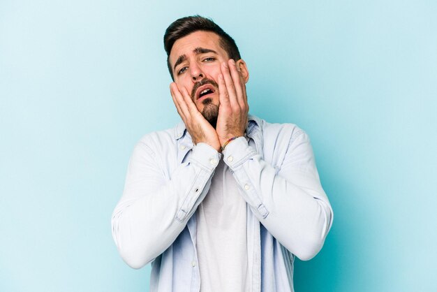 Gémir et pleurer tristement