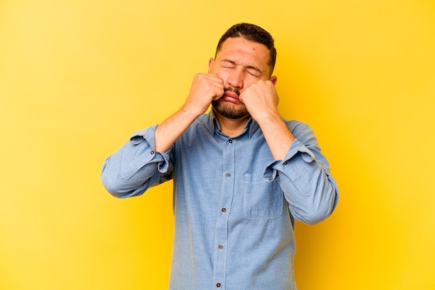 Gémir et pleurer tristement