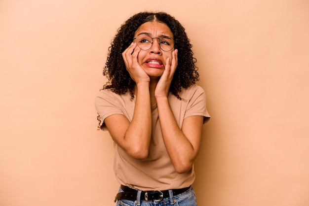 Gémir et pleurer tristement